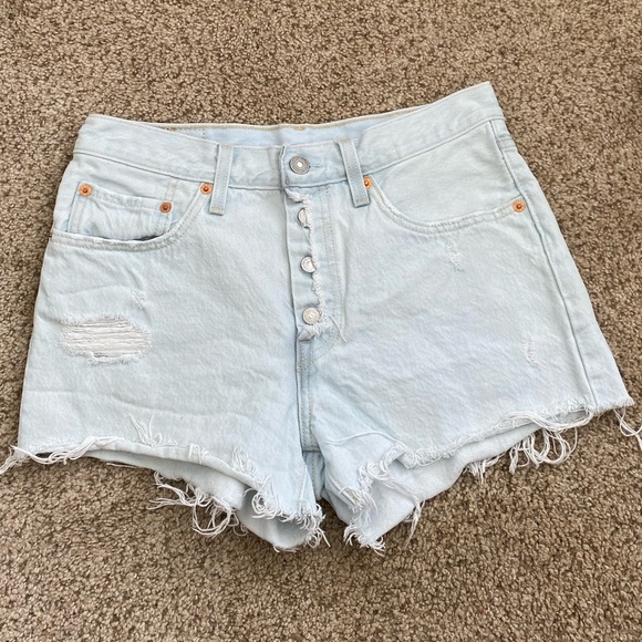 light wash Levi’s shorts - Picture 2 of 2